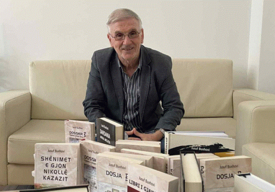 Historiani Jusuf Buxhovi i dhuroi një kontigjent librash bibliotekës 'Hivzi Sulejmani'