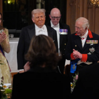 Britania e priti Trumpin si mbretin që ai imagjinon se është