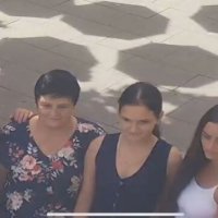 Një grua harroi kuletën derisa bënte fotografi, disa të tjera ia marrin