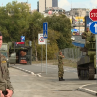 Tanket bllokojnë një pjesë të Beogradit
