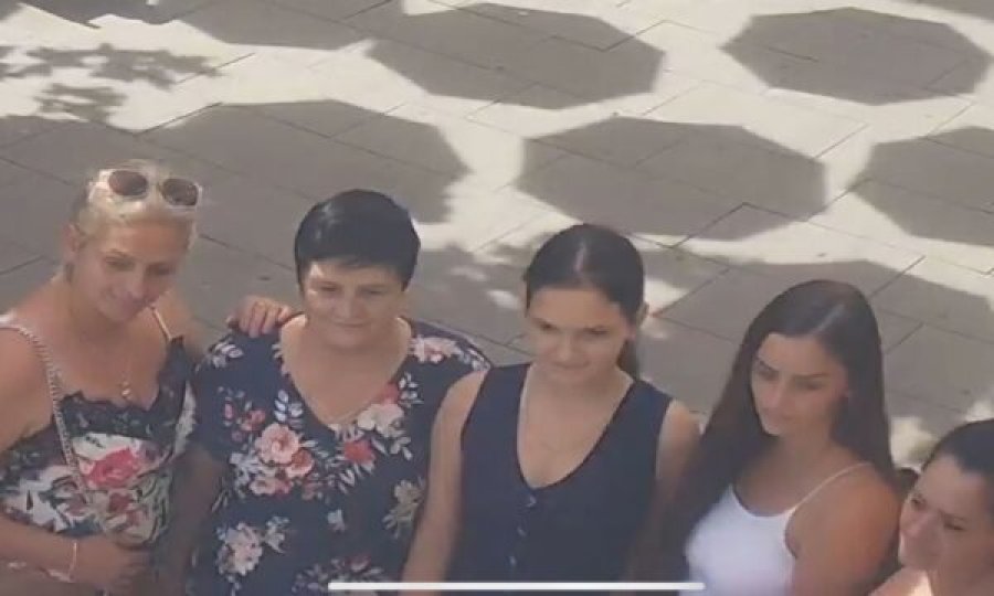 Një grua harroi kuletën derisa bënte fotografi, disa të tjera ia marrin
