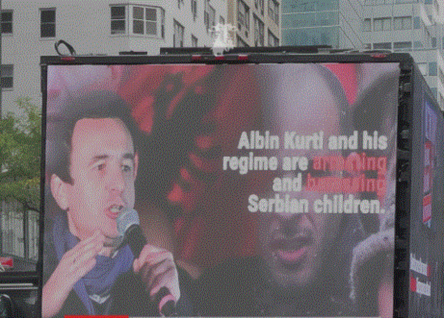 Serbia me propagandë edhe në ShBA, tre kamionë bartin mesazhe kundër kryeministrit Albin Kurti