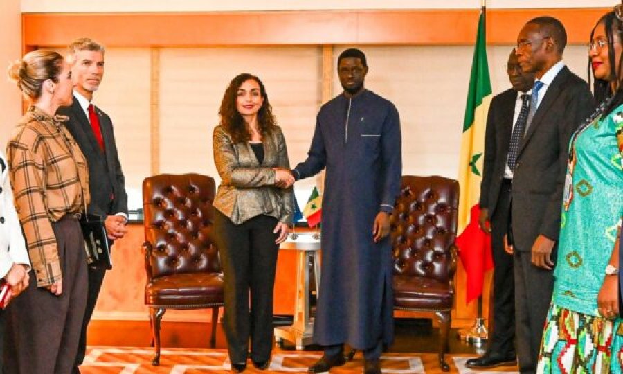 Vjosa Osmani takohet me presidentin e Senegalit