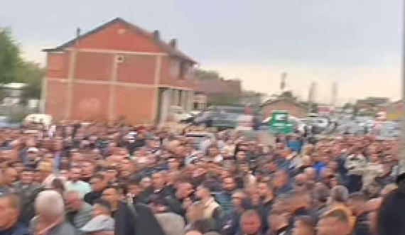 Numër i madh qytetarësh në ceremoninë e varrimit të vëllait të Gjestit