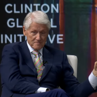 Bill Clinton pyetet për foton në vaskë me ujë të ngrohtë