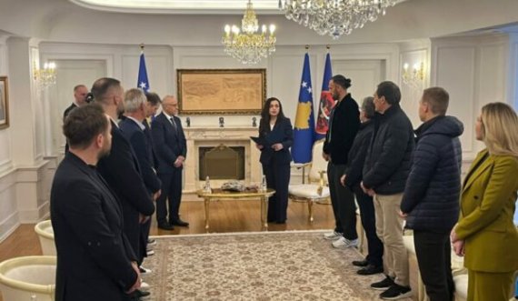 Presidentja Vjosa Osmani dekoron futbollistët e Kosovës