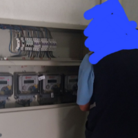 Miftaraj fotografon punëtorët e KEDS-it duke ia ndërruar orën e rrymës