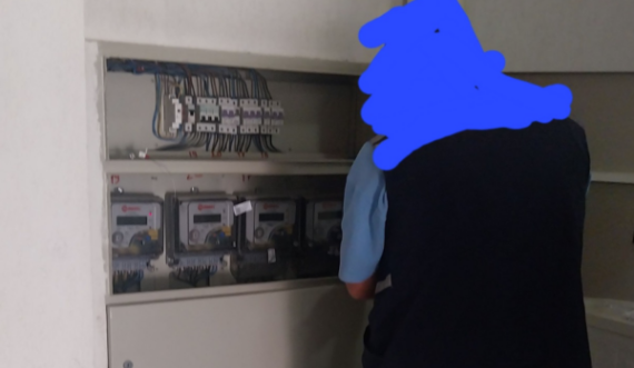 Miftaraj fotografon punëtorët e KEDS-it duke ia ndërruar orën e rrymës