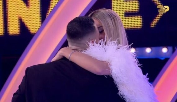 Mateo shkëmben puthje me Brikenën në finalen e Big Brother VIP