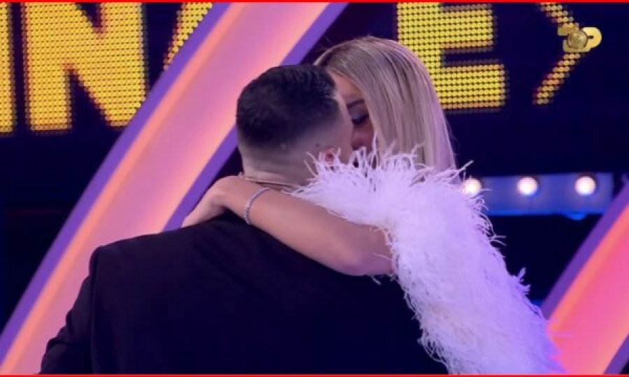 Mateo shkëmben puthje me Brikenën në finalen e Big Brother VIP