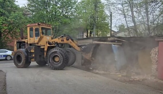 Rrënohen 23 garazhe afër qendrës së paraburgimit në Mitrovicën e Veriut