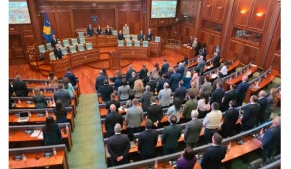 Deputetët kanë mbajtur një minutë heshtje në nderim të akademik Rexhep Qosjes