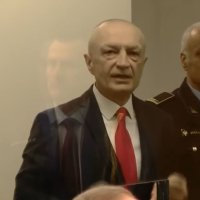 Ilir Meta brenda kafazit të xhamit: Proces i turpshëm 