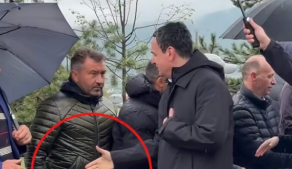 Një qytetar nuk ia zgjat dorën Albin Kurtit