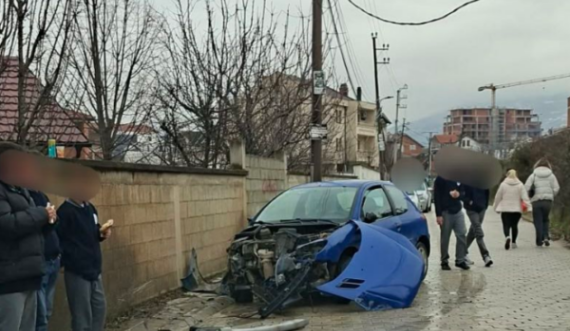 Vetaksident, një veturë përplaset në mur