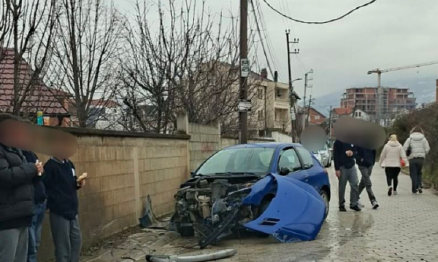 Vetaksident, një veturë përplaset në mur