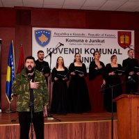 'Trinomi i janarit' nga Llapi në Junik, përkujton heronjtë Zahir Pajaziti, Hakif Zejnullahu e Edmond Hoxha përmes formacionit 'Besiana&të mirët e kombit' 