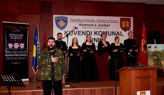 'Trinomi i janarit' nga Llapi në Junik, përkujton heronjtë Zahir Pajaziti, Hakif Zejnullahu e Edmond Hoxha përmes formacionit 'Besiana&të mirët e kombit' 