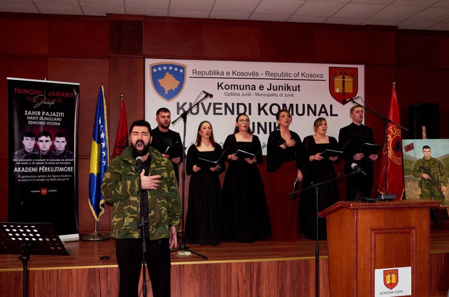 'Trinomi i janarit' nga Llapi në Junik, përkujton heronjtë Zahir Pajaziti, Hakif Zejnullahu e Edmond Hoxha përmes formacionit 'Besiana&të mirët e kombit' 