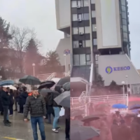 Protestuesit kanë gjuajtur me ngjyrë të kuqe ndërtesën e KEDS-it