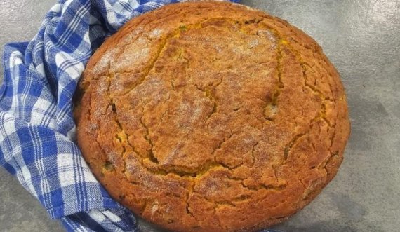 Recetë: Bukë misri me presh dhe ullinj