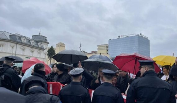 Protestuesit thirrje Albin Kurtit: Hajde poshtë dil para popullit