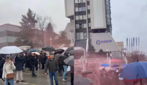 Protestuesit kanë gjuajtur me ngjyrë të kuqe ndërtesën e KEDS-it