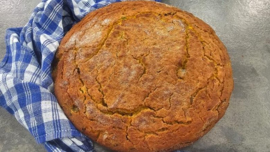 Recetë: Bukë misri me presh dhe ullinj