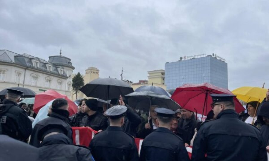 Protestuesit thirrje Albin Kurtit: Hajde poshtë dil para popullit