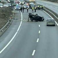 Aksident: Vetura e rrokullisur në mes të rrugës