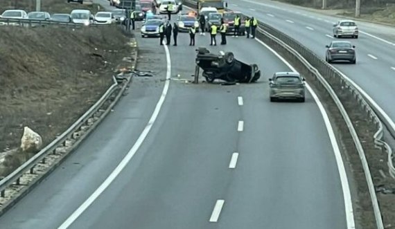 Aksident: Vetura e rrokullisur në mes të rrugës