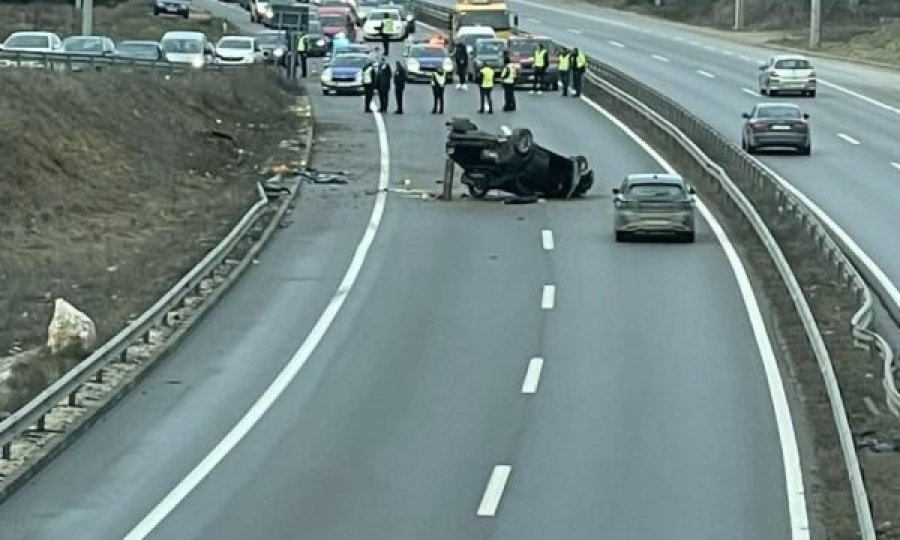 Aksident: Vetura e rrokullisur në mes të rrugës