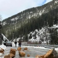 Detaje nga shembja e gurëve në rrugën Pejë-Rugovë