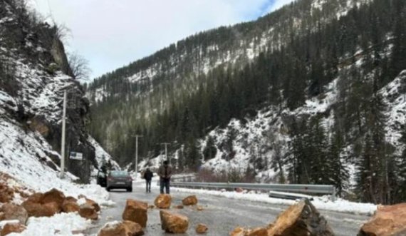 Detaje nga shembja e gurëve në rrugën Pejë-Rugovë