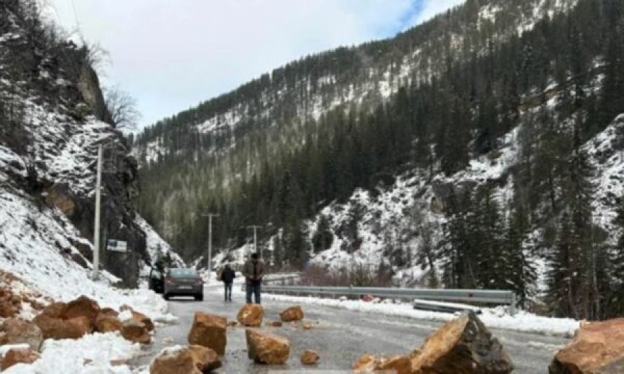 Detaje nga shembja e gurëve në rrugën Pejë-Rugovë