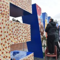 NEWBORN-it në Ditën e Pavarësisë i vendosen 5 mijë emblema të UÇK-së