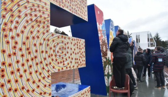 NEWBORN-it në Ditën e Pavarësisë i vendosen 5 mijë emblema të UÇK-së