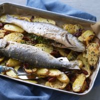 Recetë: Tavë peshku me patate dhe domate