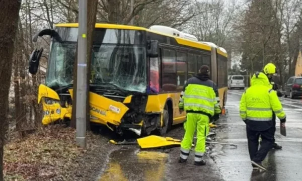 Disa persona janë lënduar pasi një autobus u përplas me disa makina
