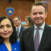 Peci mesazh opozitës: 'Mos jau pinë sorra mendtë mos me qëndru në sallë kur zgjidhet Presidentja Vjosa Osmani'