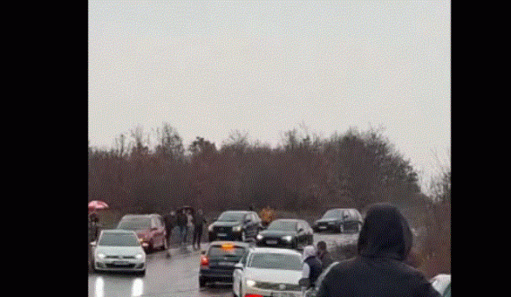 Aksident, disa vetura të bllokuara shkaku i akullit në rrugë