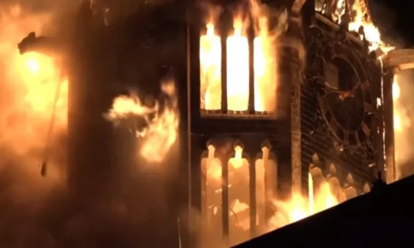 Një kishë u përfshi nga zjarri derisa banorët u evakuuan 