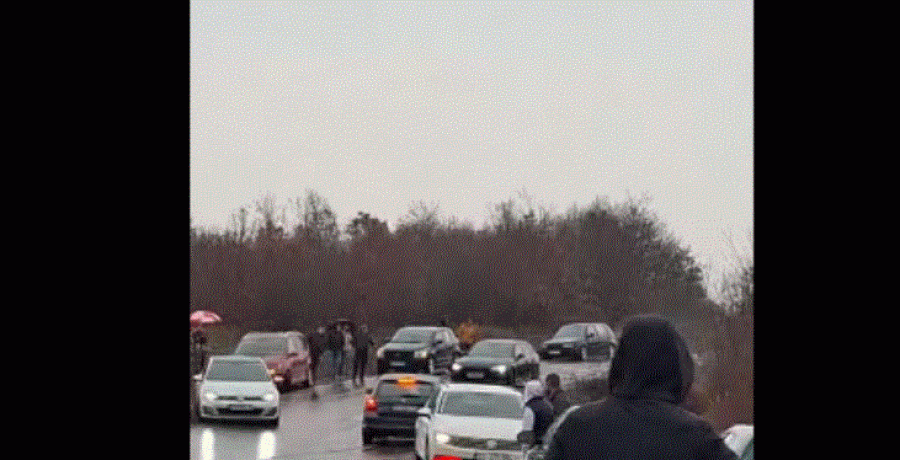 Aksident, disa vetura të bllokuara shkaku i akullit në rrugë