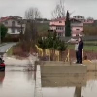 Raportohet se një familje kosovare me tre fëmijë kanë mbetur të bllokuar në veturë