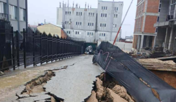 Shembet një pjesë e rrugës afër banesave në Prishtinë