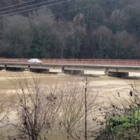 Kjo urë rrezikon të shembet nga vërshimet