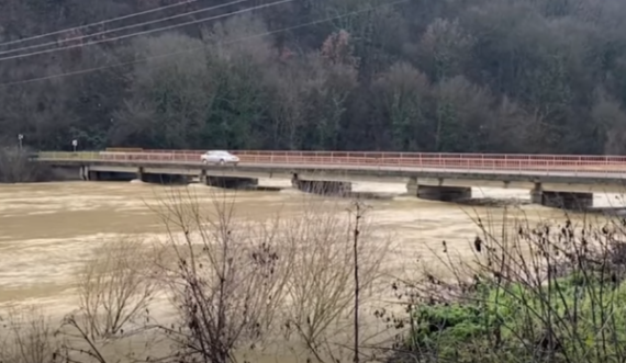 Kjo urë rrezikon të shembet nga vërshimet