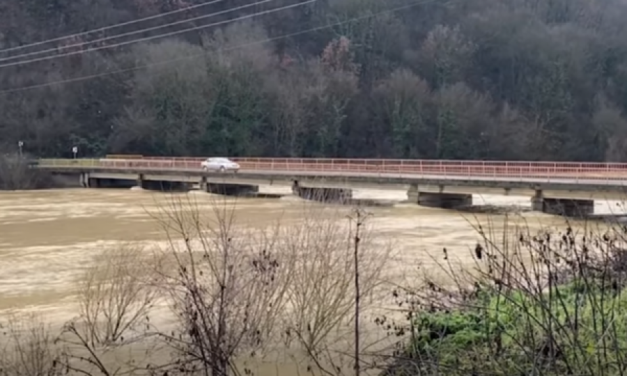 Kjo urë rrezikon të shembet nga vërshimet
