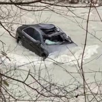 Një automjet ka rënë në përrua 