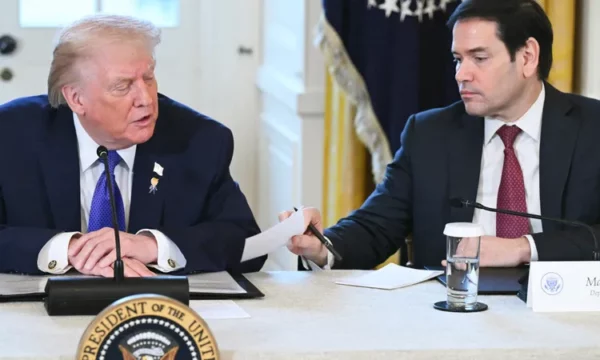 Trump e vë në siklet Rubion duke lexuar një mesazh 